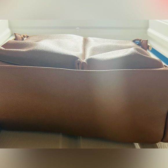 Brown patent leather diaper bag with multiple pockets and key holders - Picture 5 of 12